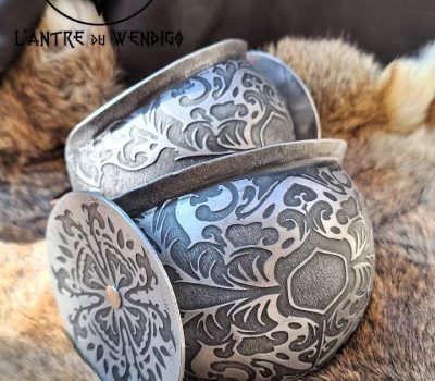 Genoux métal gravés à ailettes