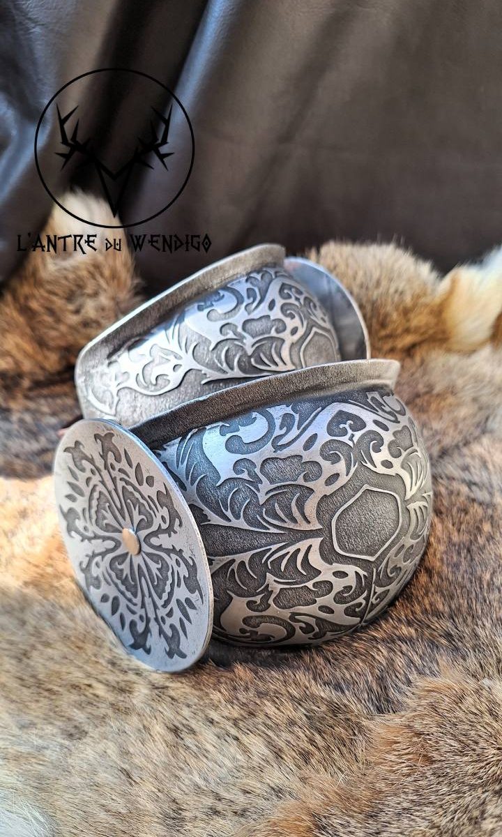 Genoux métal gravés à ailettes