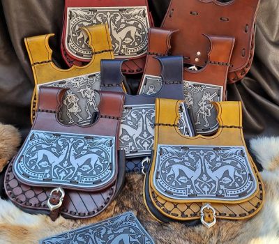 Sacoche historique avec plaque métal gravée : Lévrier St Chapelle