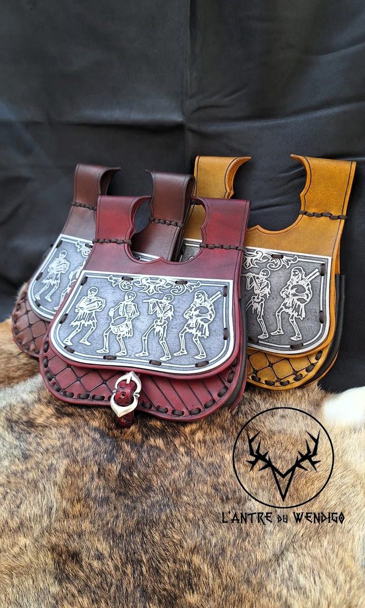 Sacoche historique avec plaque métal gravée : Dance macabre